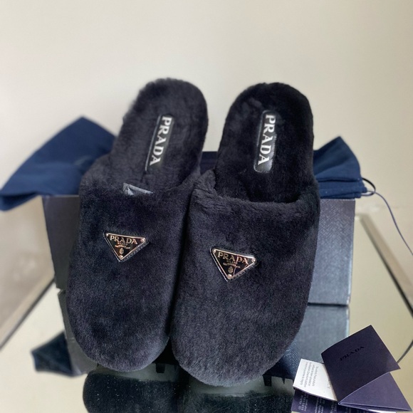 New Prada Shearling slippers 11 $1,050 - Picture 9 of 11